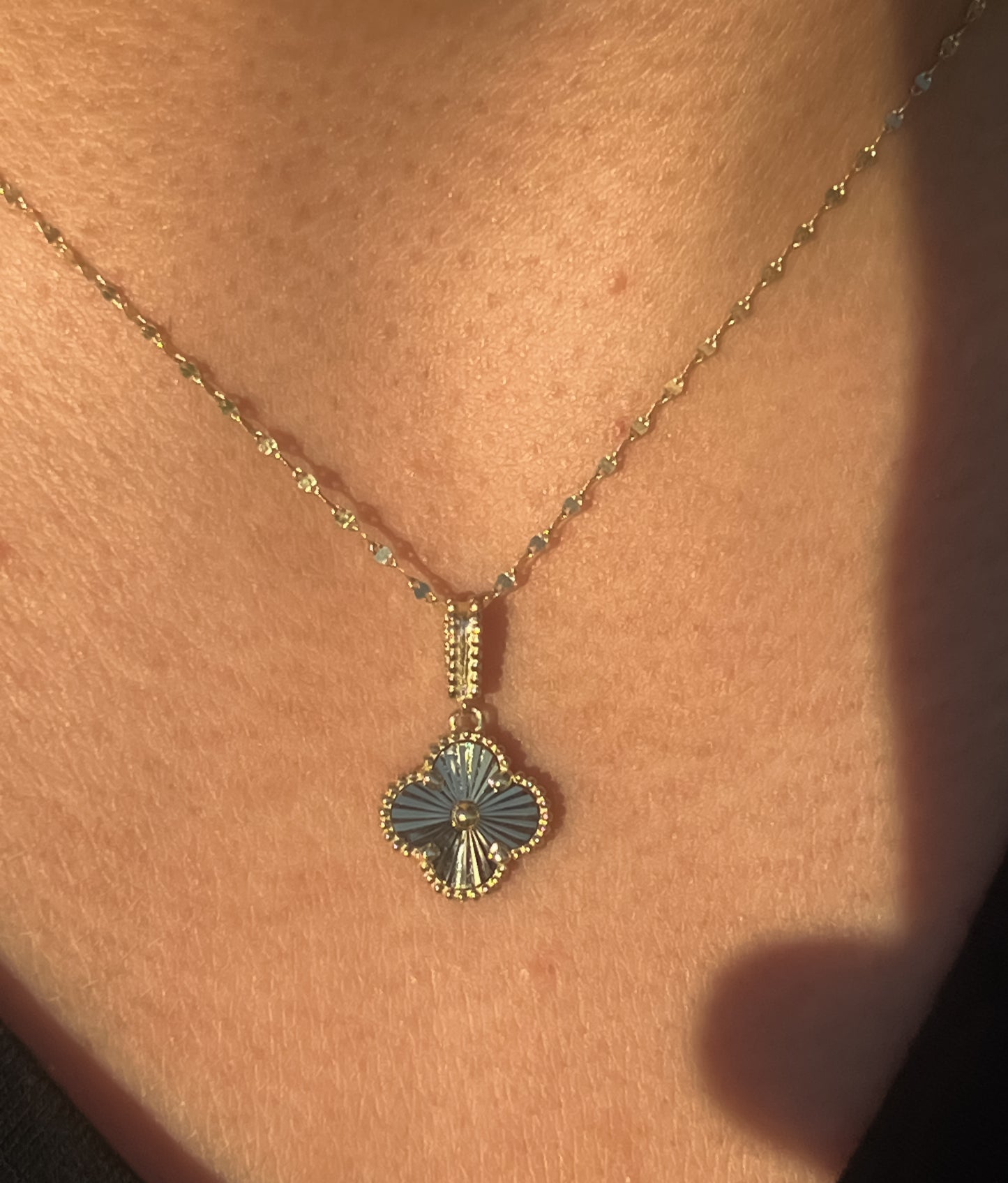 Dainty clover pendant