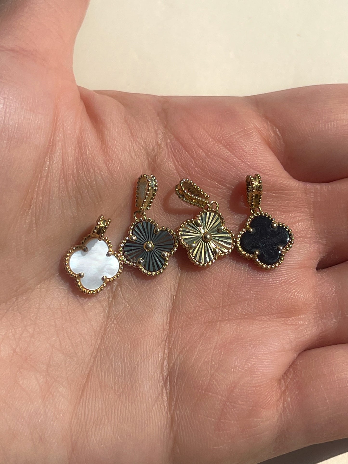 Dainty clover pendant